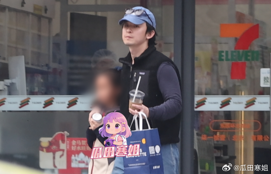 董子健是女宝爹吧 董子健和女儿相处好温馨啊！开车带女儿来到母亲王京花所住小区附近