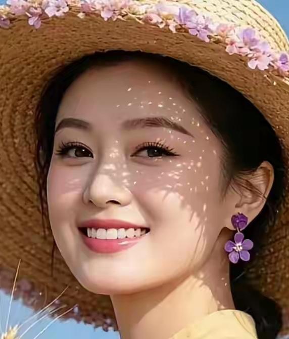 一身气韵清丽脱俗，不追逐浮华艳美。眉眼淡雅干净，远离世俗脂粉气，沉静温婉，由内而
