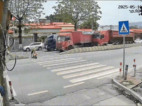 狭路相逢，行人遭殃！