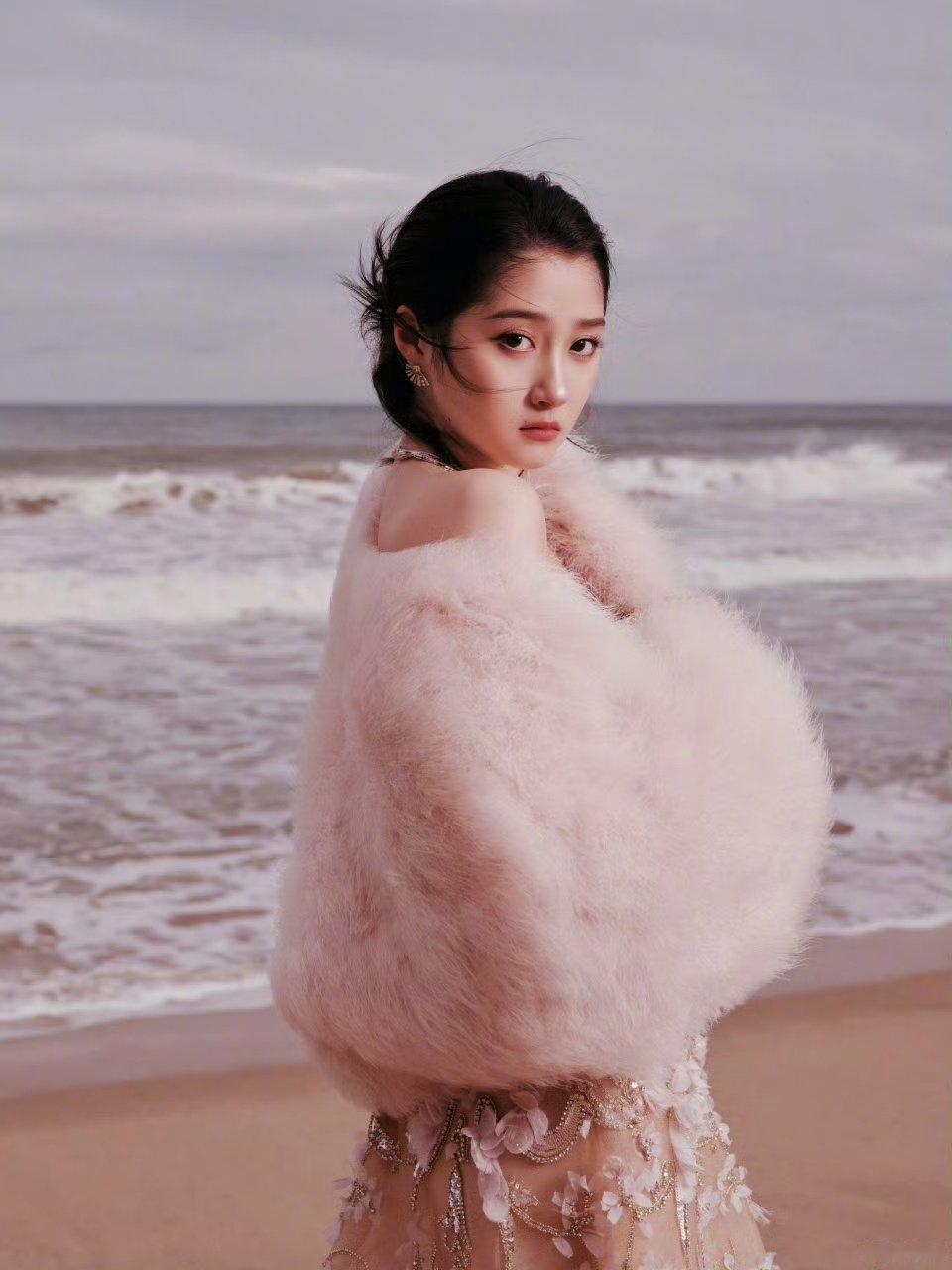 关晓彤香槟色蕾丝花朵裙关晓彤很elle的一天 关晓彤很ELLE的一天来啦 ​​​