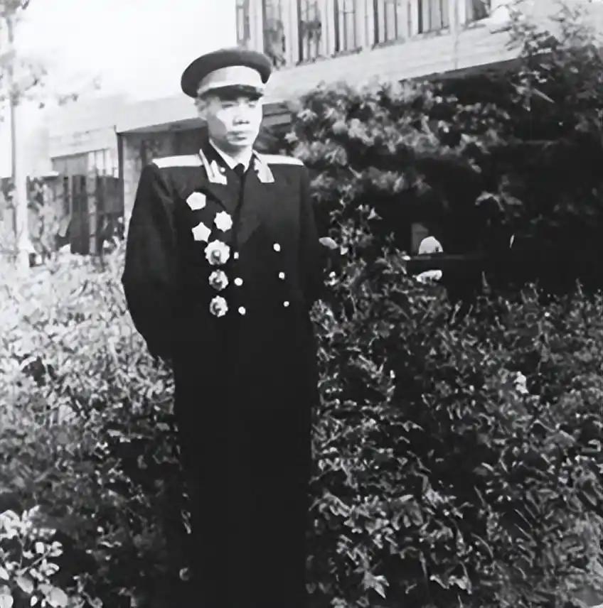 1955年，刚从朝鲜战场归来的吴信泉被授予中将军衔，妻子俞惠如拿过军衔通知看完叹