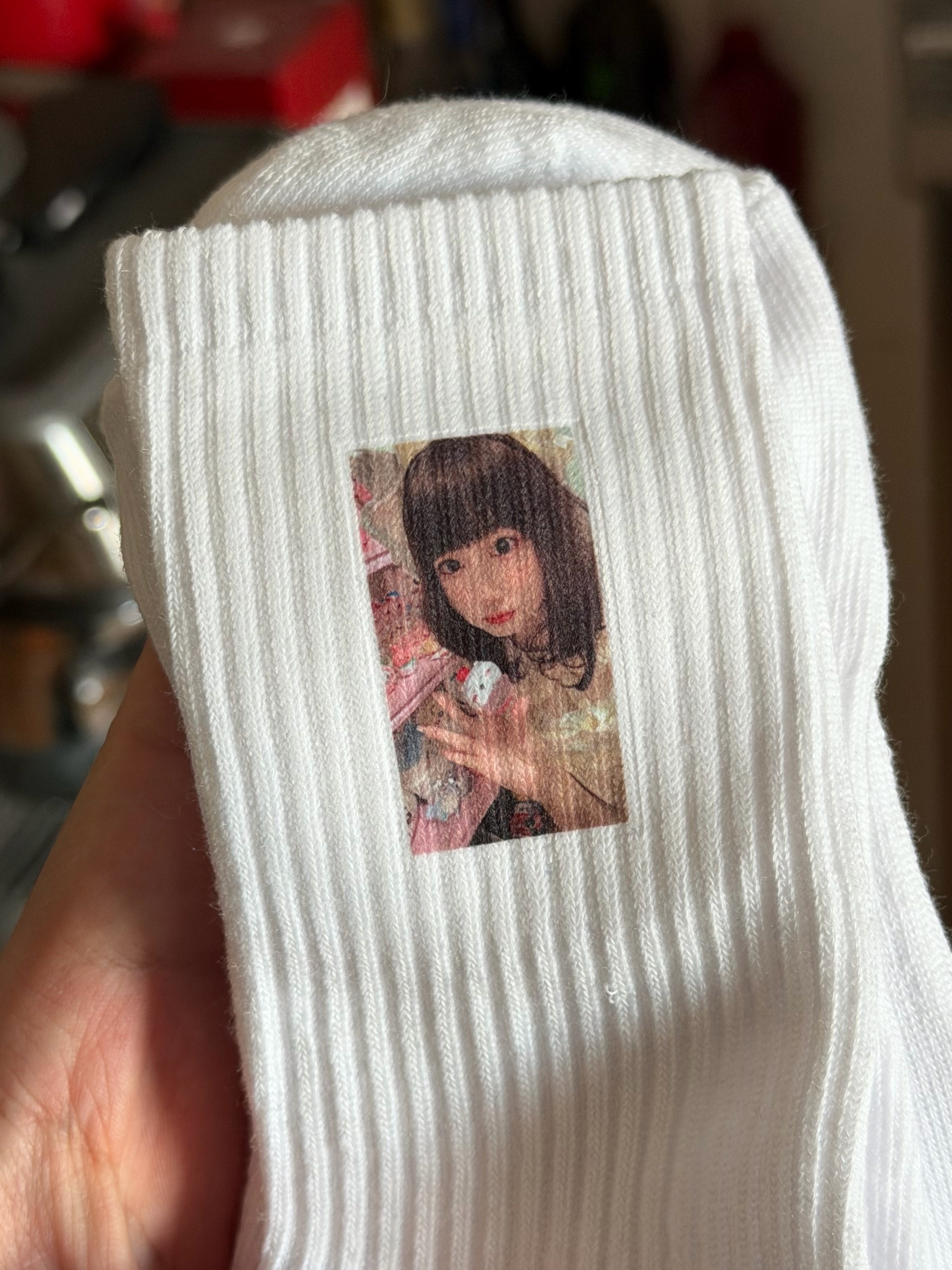 把我女朋友印在了袜子上，这样她就可以每天陪着我一起上下班了。我真贴心