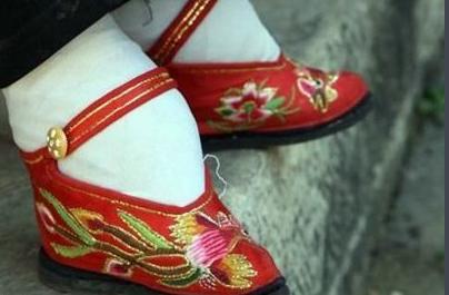 1948年，上海街头一个舞女被害，脚上的一只绣花鞋不见了，一桩当年传得满城风雨的