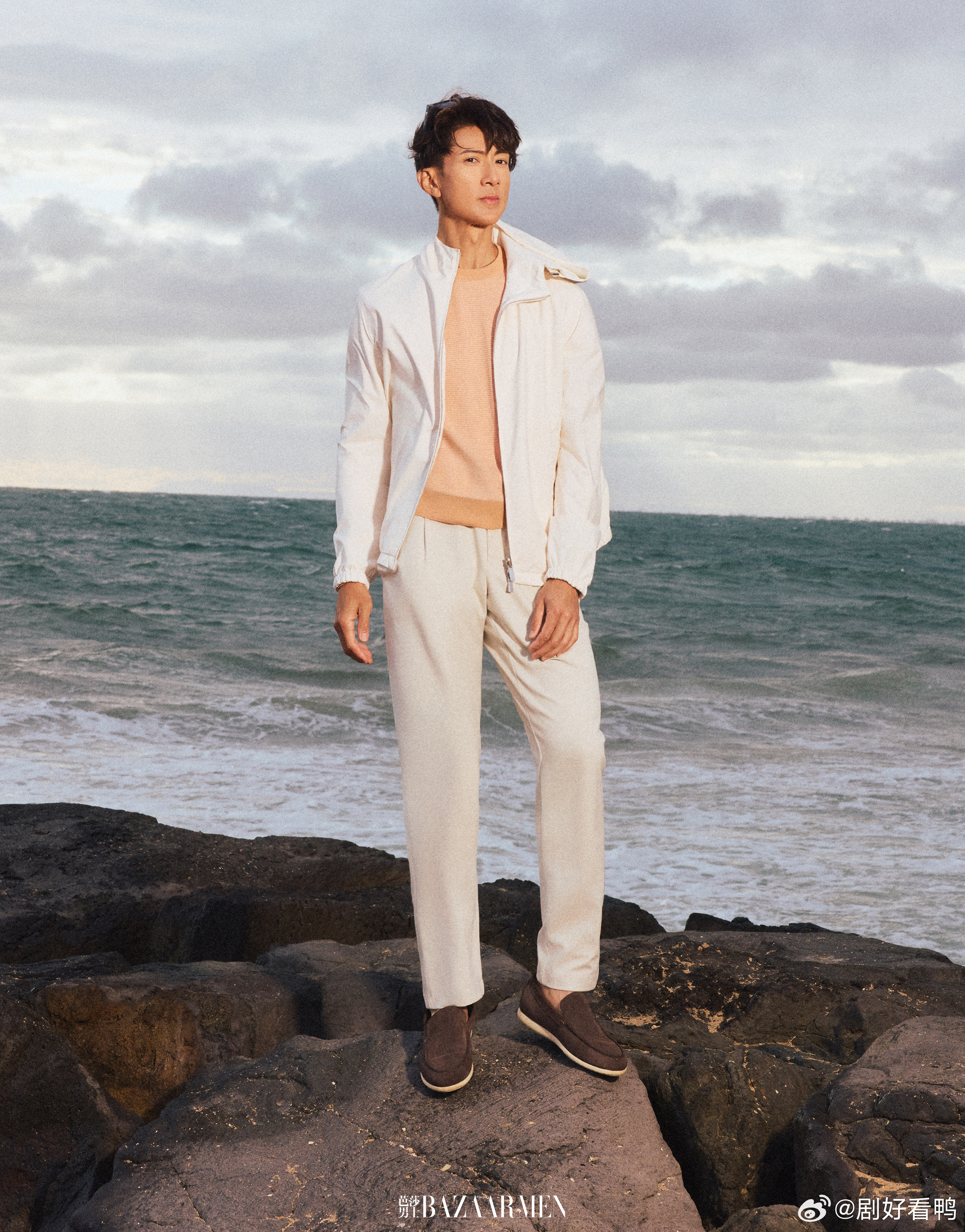 芭莎男士吴尊二月刊封面吴尊都市松弛感大片 墨尔本的海风与街巷，完美衬托吴尊的气质