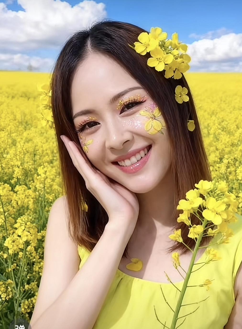 随律•菜花丛中赞女郎

文/熏墨
黄衣轻裁黄菜花，芳辰风软拂轻纱；
眸含春水千般