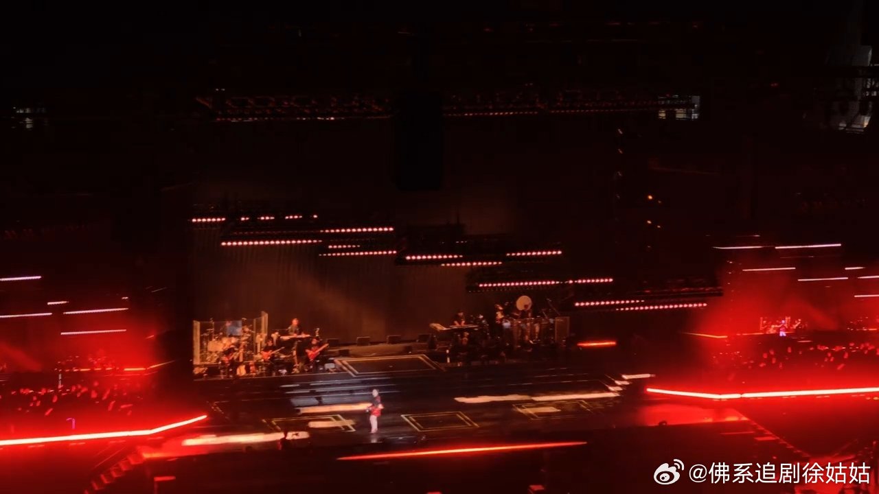 孙楠演唱会嘉宾希林娜依高孙楠北京演唱会迎来惊喜助阵！希林娜依高身穿高定西装短裙惊