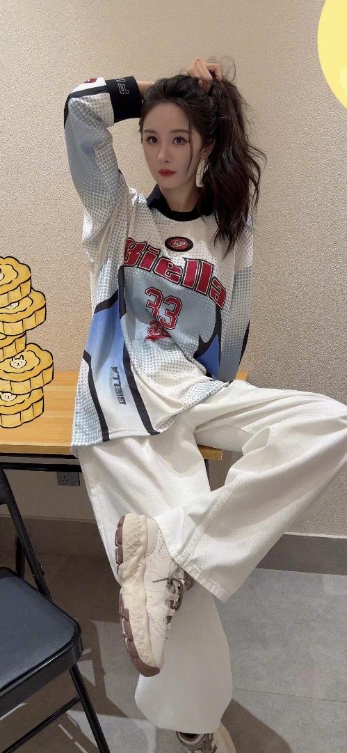 真佩服幂姐，86年出生的女孩估计很多都身材走样了，可幂姐还保持着少女的身材，真的