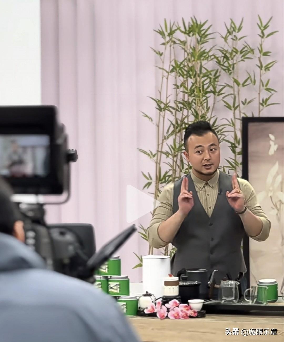 又一位上海观众熟悉的主持人离职了!
入行13年，曾是主持人徐丹丹的徒弟，毕业后首