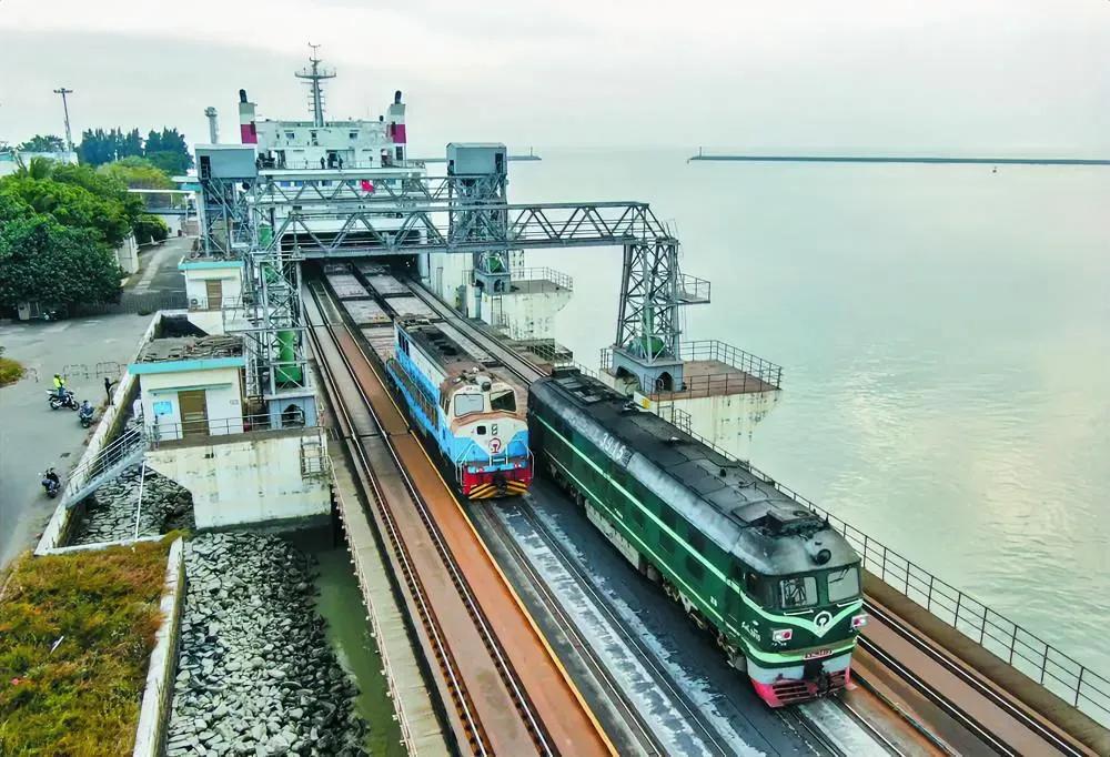 1998 年 8 月 30 日，中国首条跨海铁路——‌粤海铁路通道‌在海南海口市