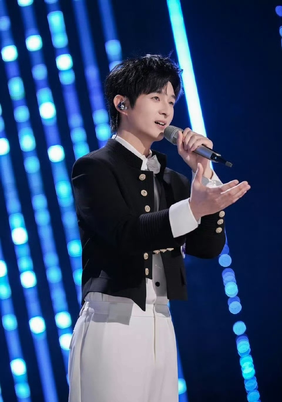 危晋宇声鸣远扬全国三强危晋宇以390的票数首位晋级《声鸣远扬2025》全国三强，