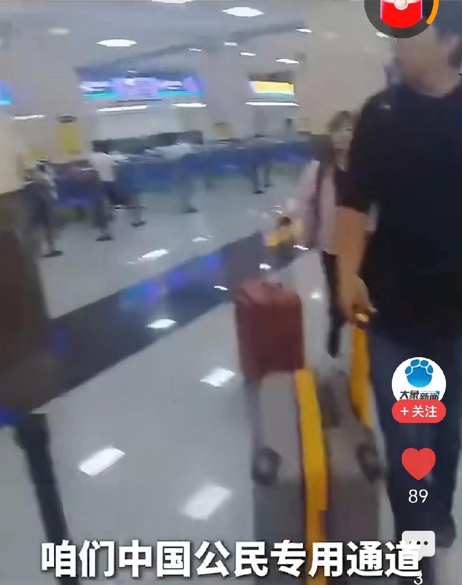 在云南河口口岸，移民管理警察碰到出行遇到困难的台湾同胞。他们主动上前，引导台胞走