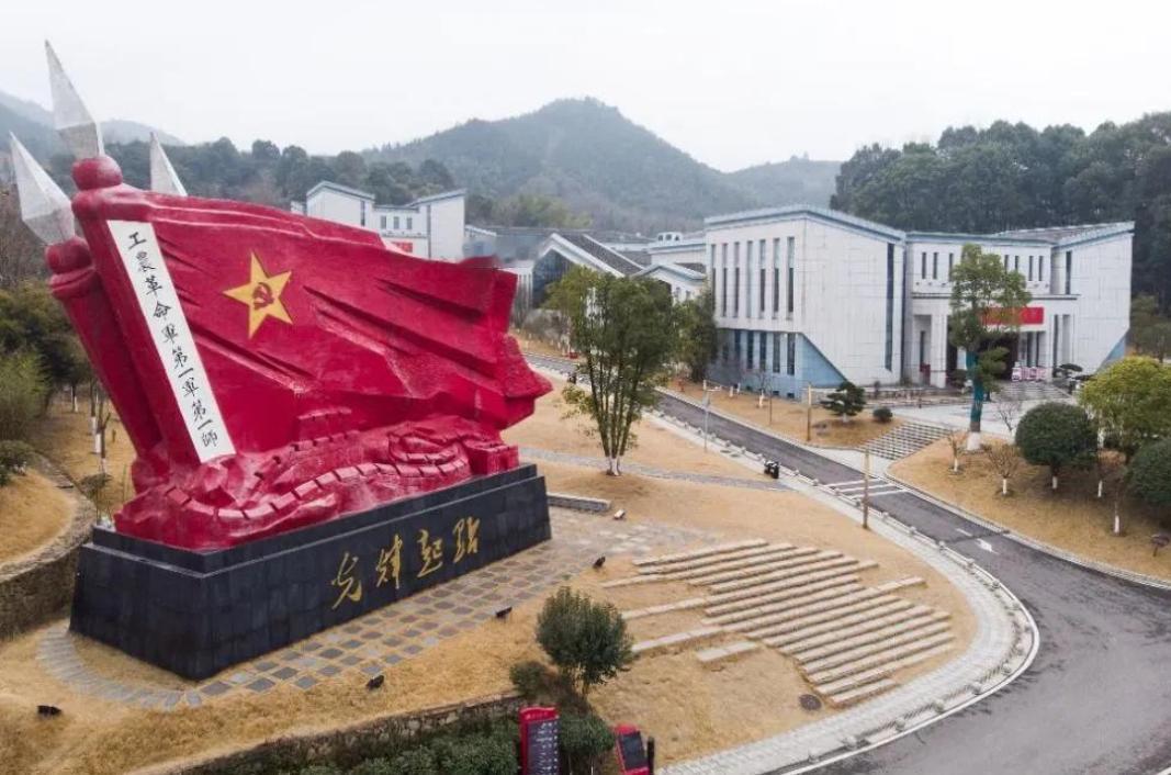 秋收起义区别于南昌起义的三个特点：一，秋收起义第一次打出了工农革命军的旗帜，起义