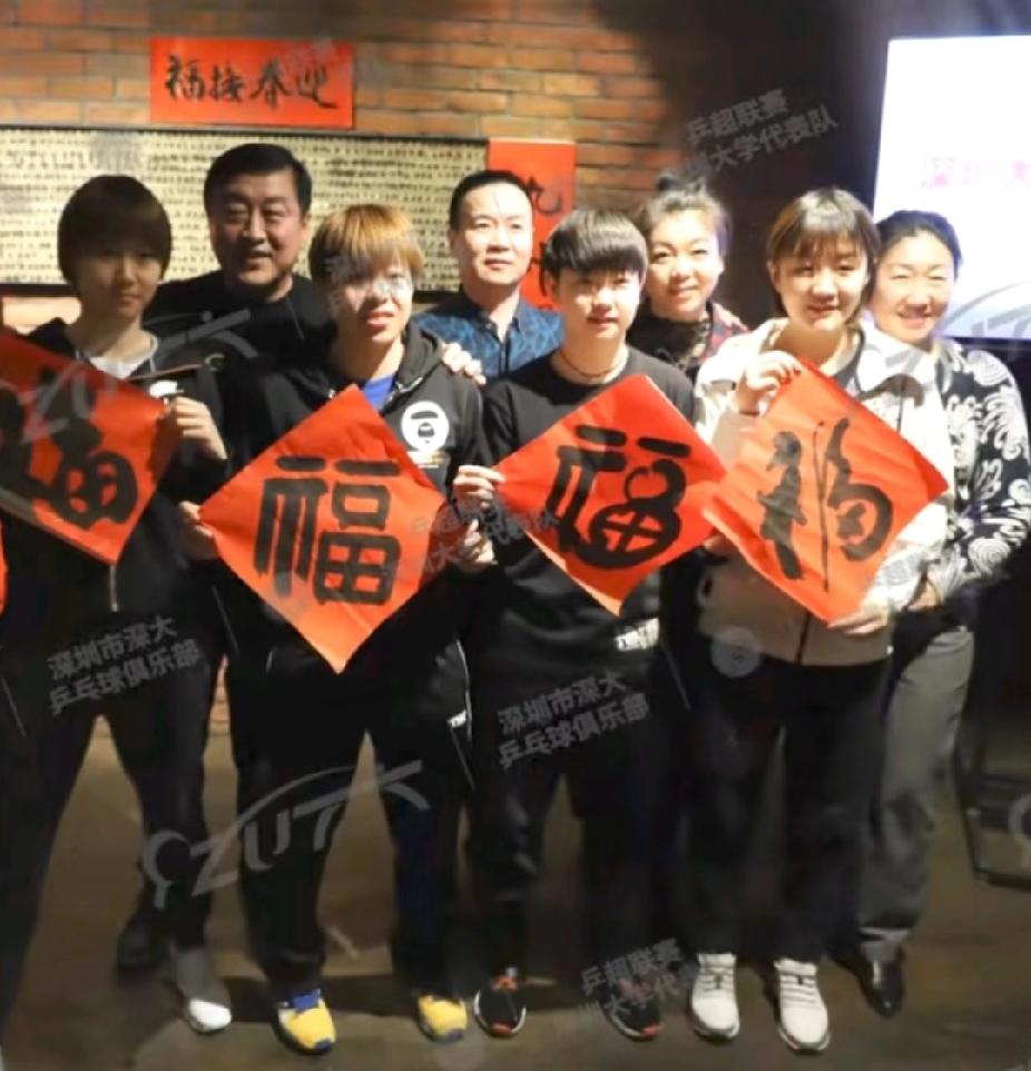 18岁孙颖莎的乒超记忆，父母陪伴的青涩时光
 
翻到18-19赛季乒超的老照片，