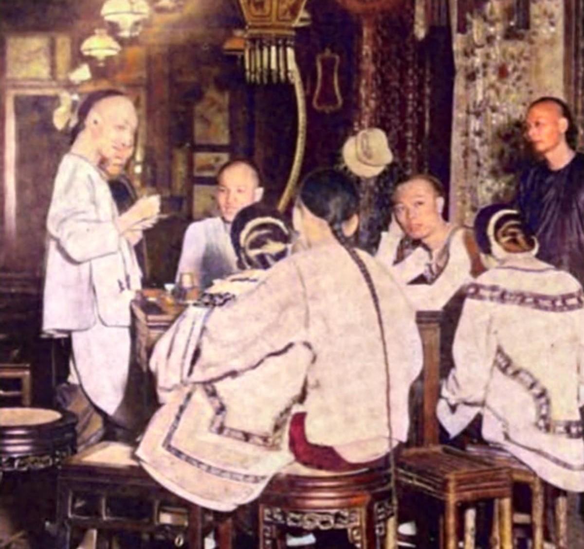 1929年，老鸨小李妈一张极为罕见的留影曝光，其貌不惊人但目光异常狠厉！
192