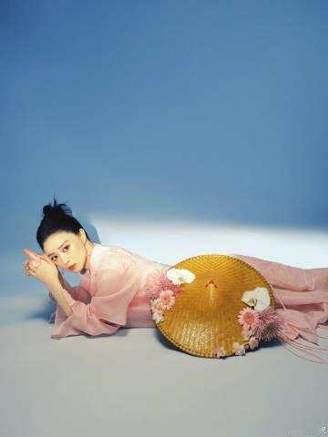 蒋欣斗笠造型蒋欣粉衣斗笠造型粉衣温婉配上古风斗笠，轻纱半掩眉眼，温婉柔情碰撞江湖