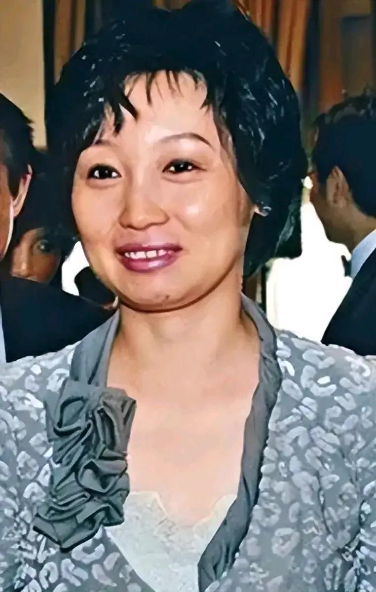 在这场遗产争夺大战中，最无辜的人是她，宗庆后的妻子施幼珍。
在宗庆后早期的采访中