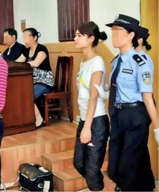 2009年，这是“烈女”邓玉娇法庭受审的照片，她面容清秀、高挑瘦弱，谁知她竟能反