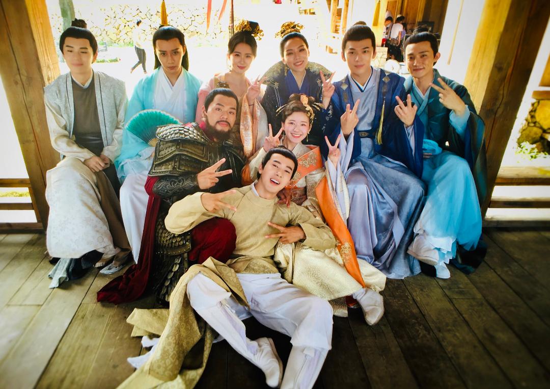 终其一生都在看群像。