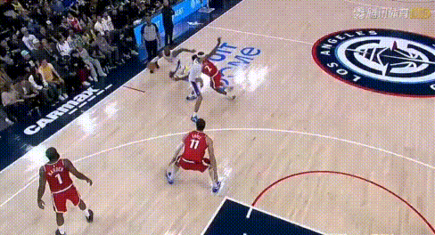 软柿子？詹姆斯频繁欺负大洛，终被大帽伺候！
3节大洛外线单防詹姆斯被其一步过（图