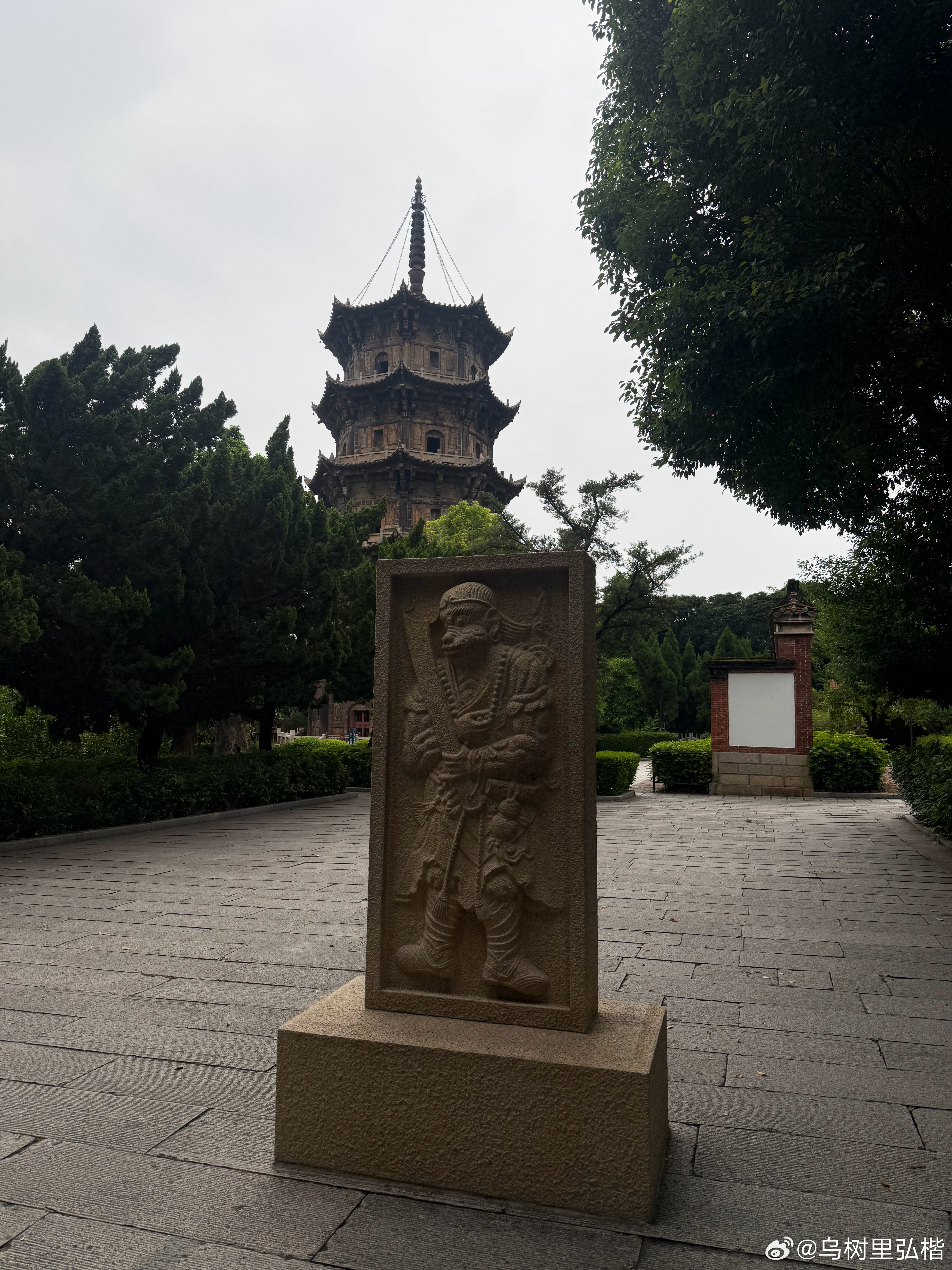 于烟火浮沉中释怀，于岁月温柔里生长，在烟火里沉淀心境，在得失起落间学会释怀，温柔