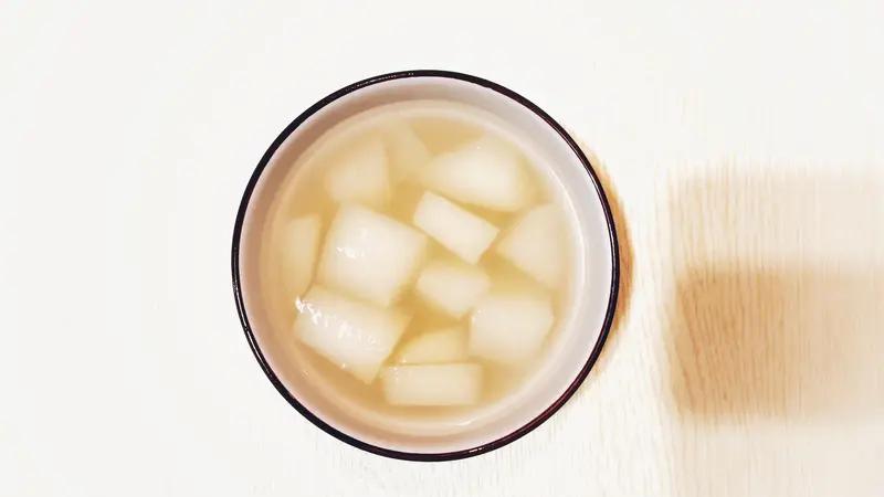 白萝卜煮水喝功效可不少。它能消食化积，富含膳食纤维和多种酶，煮水后能促进肠胃蠕动