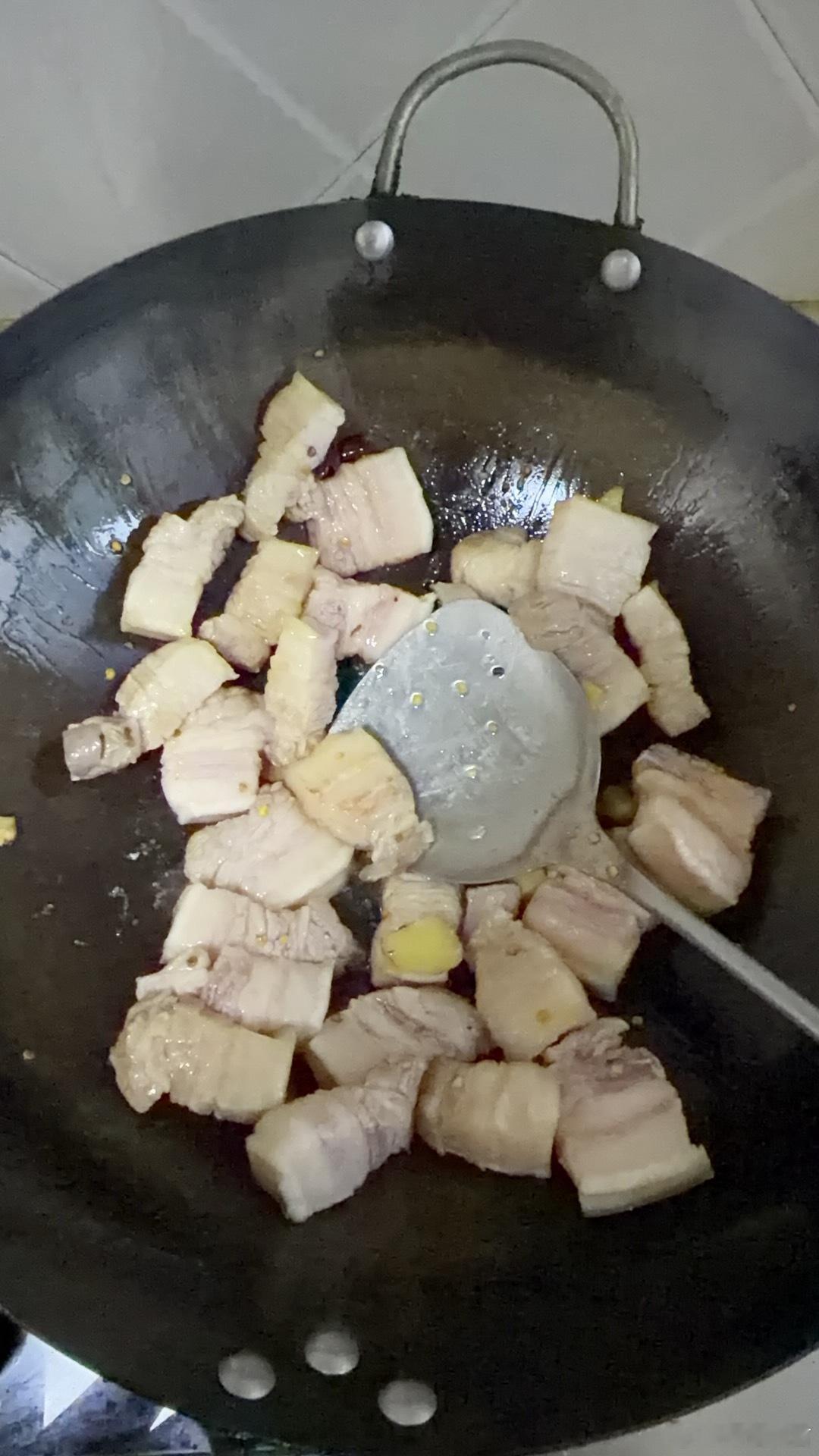 今晚做一道五花肉炖大白菜，把三线五花肉多煸一会。 