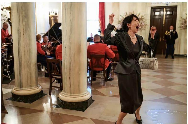 日本网民愤怒了！

有日本网民这样说，“我们日本的首相竟然在外交场合，张开大嘴、