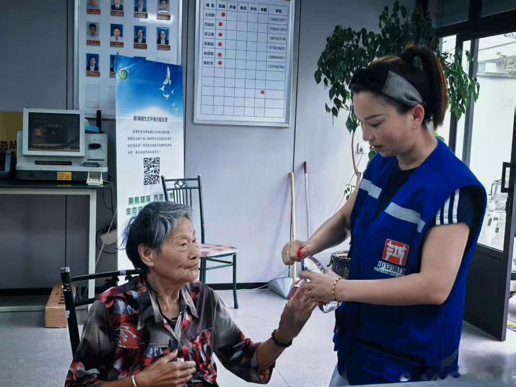 宁波慈溪街头帮扶护送高龄老人回家 近日，慈溪新浦镇新闸村网格员赵丽聪在日常巡街时