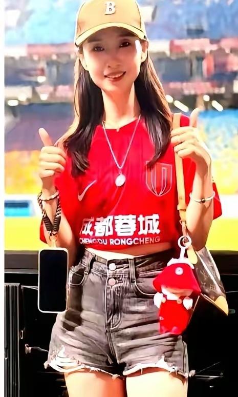蓉城全勤女球迷干的这事我也想干！而且不是现在才想，自从蓉城冲超成功那年就开始想，