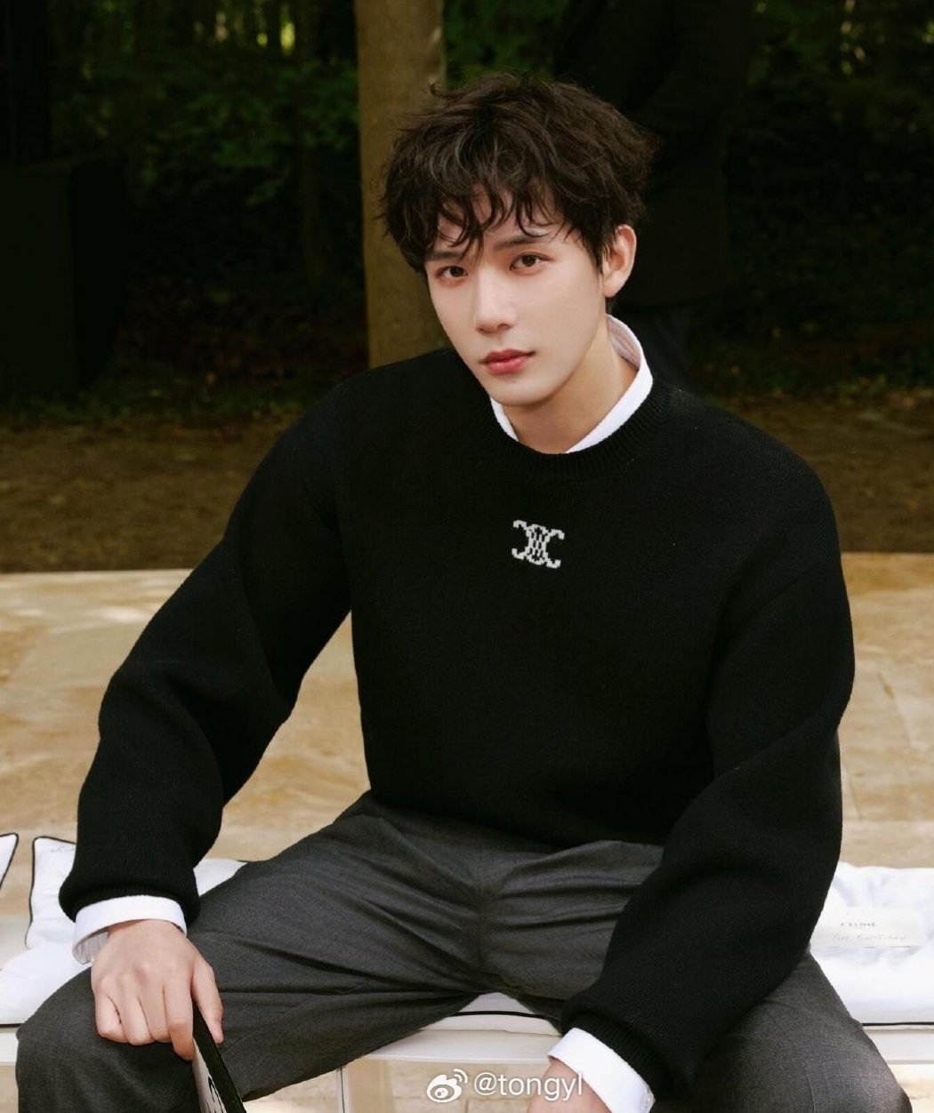 王安宇CELINE黑大衣官宣照王安宇黑大衣极简风 王安宇CELINE黑大衣官宣照