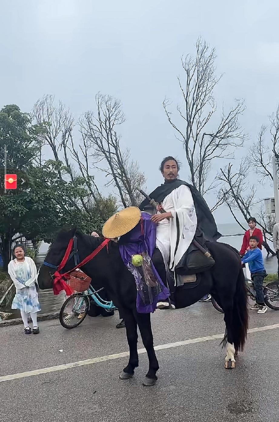 近日，大理洱海边的一骑马“侠士”与与保安发生冲突！保安竟用棍击打马头！
 
大理