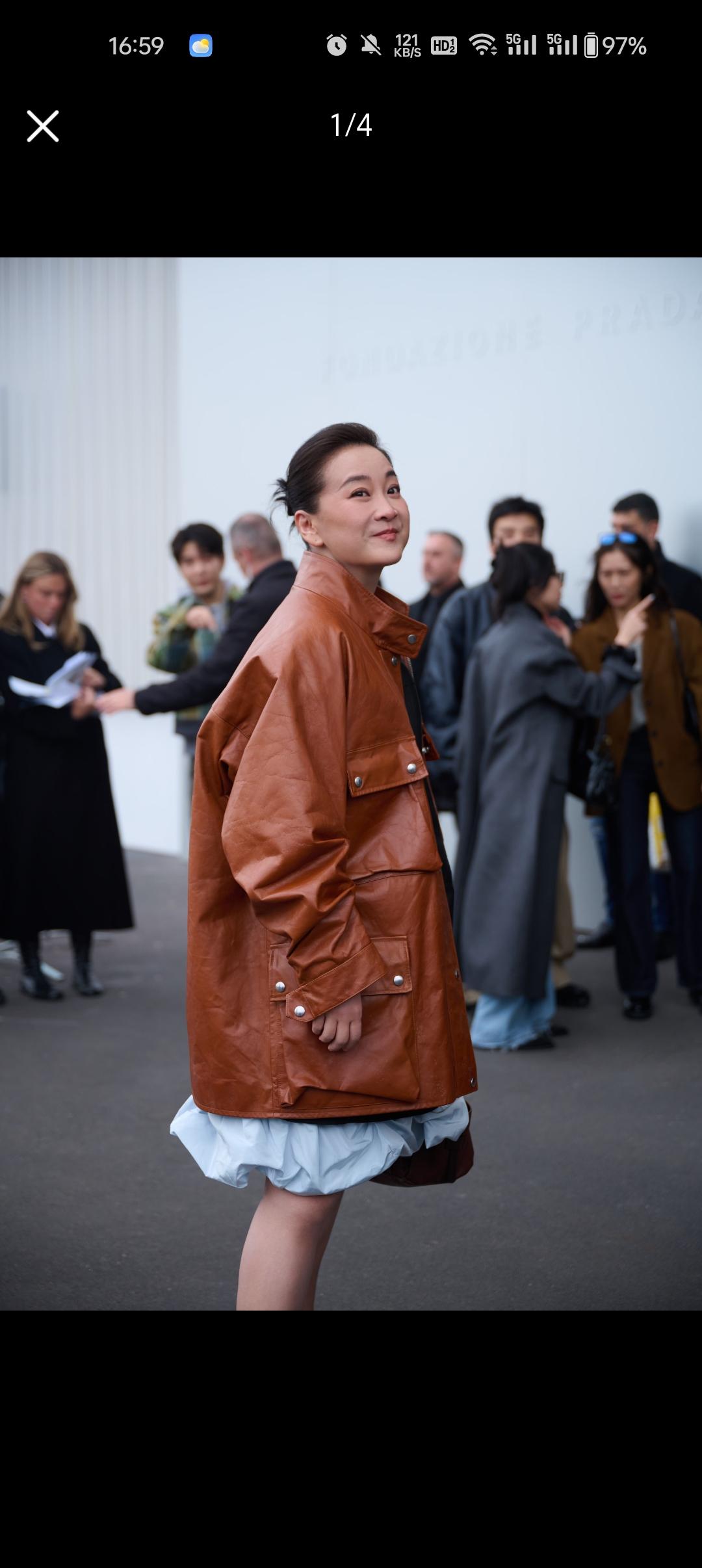 谁懂啊！贾玲姐呀！
米兰零下5度的红毯上，她不冷吗。
一件大码上衣，下身腿光溜溜