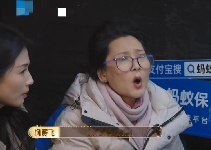 姜贞羽演《金陵十三钗》里的玉墨因为总是演不好，被何赛飞严厉批评，姜贞羽演玉墨时眼