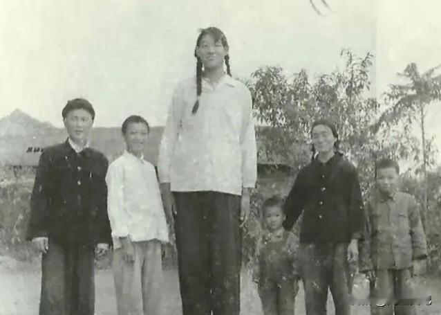 在时光的长河中，四十多年前的一个身影如同一颗璀璨而又独特的星辰，闪耀着令人难以忘