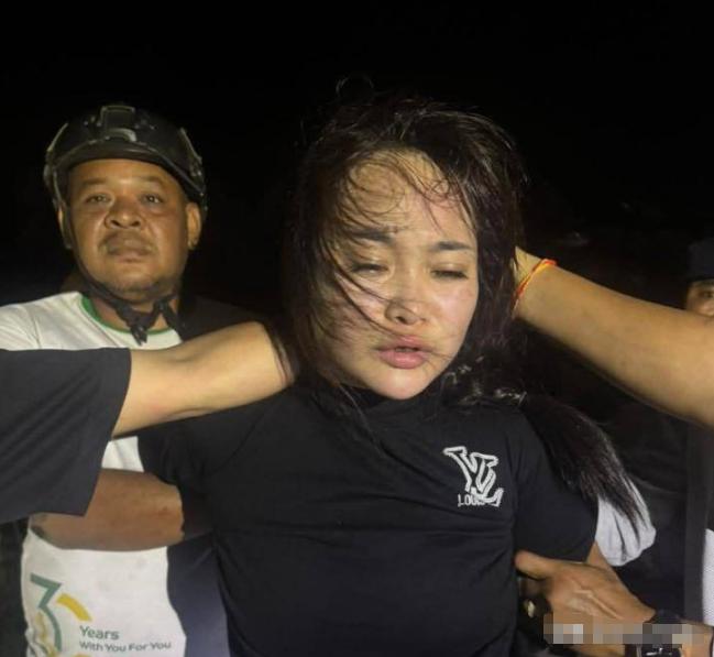 柬埔寨法院劫囚的女子被抓了

11月18日上午，这名来自越南的女子，携带手枪，成