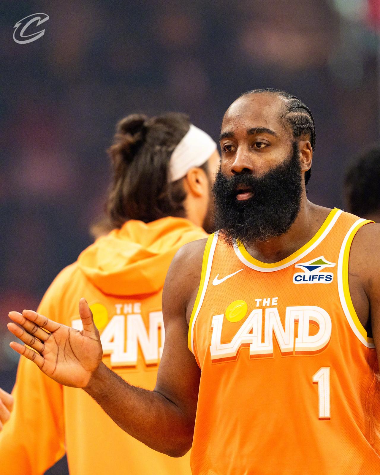 哈登今天又是“高开低走”！
上半场就已经10中7得到22分，特别是第二节最后那个