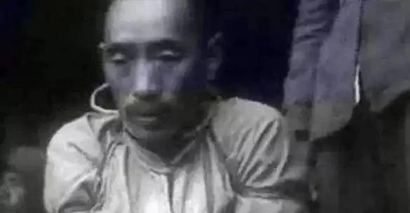 1951年，在便衣公安的观察下，山西省一个院内，一个妇人每天都端着一个尿盆出门倒