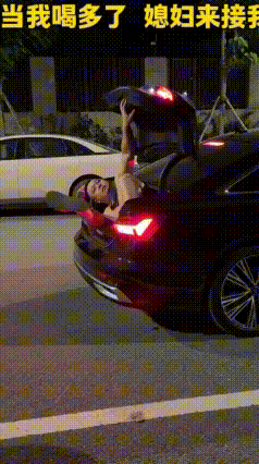 醉酒丈夫熟练钻进汽车后备箱，网友：操作太熟练了
 男子在外喝得酩酊大醉，妻子开车