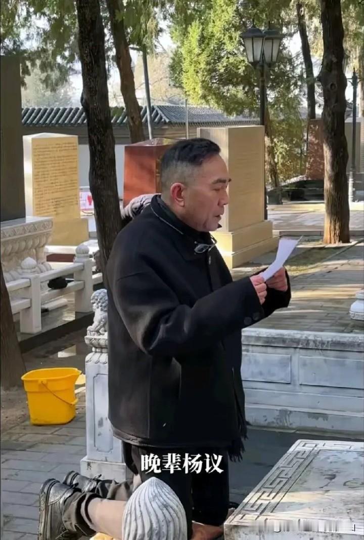 有人为海河战神杨老五鸣不平，为何杨老五拜侯宝林大师的照片就不行？可郭德纲师父侯耀