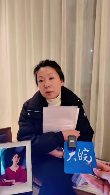 案发当天，被害人母亲通过微信和电话，5次提醒女儿不要开门：
1、任何人敲门都别开
