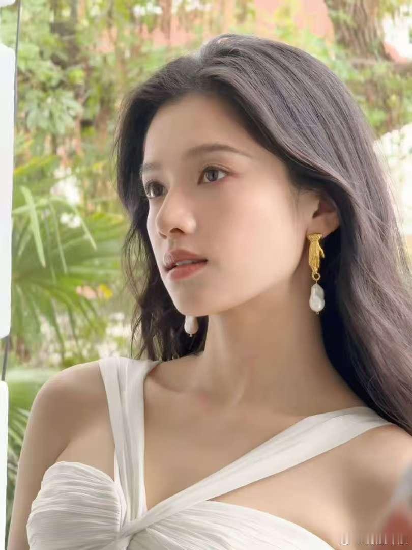 张婧仪风吹过发丝的瞬间张婧仪白裙出图张婧仪白裙出图，风吹过发丝的瞬间，[爱你][