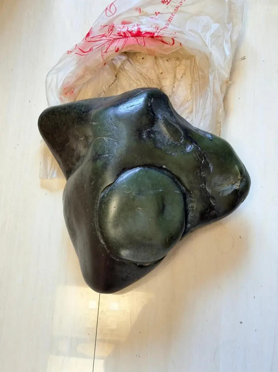 我爸说这块石头是他花500块钱买的，我感觉他被骗了！