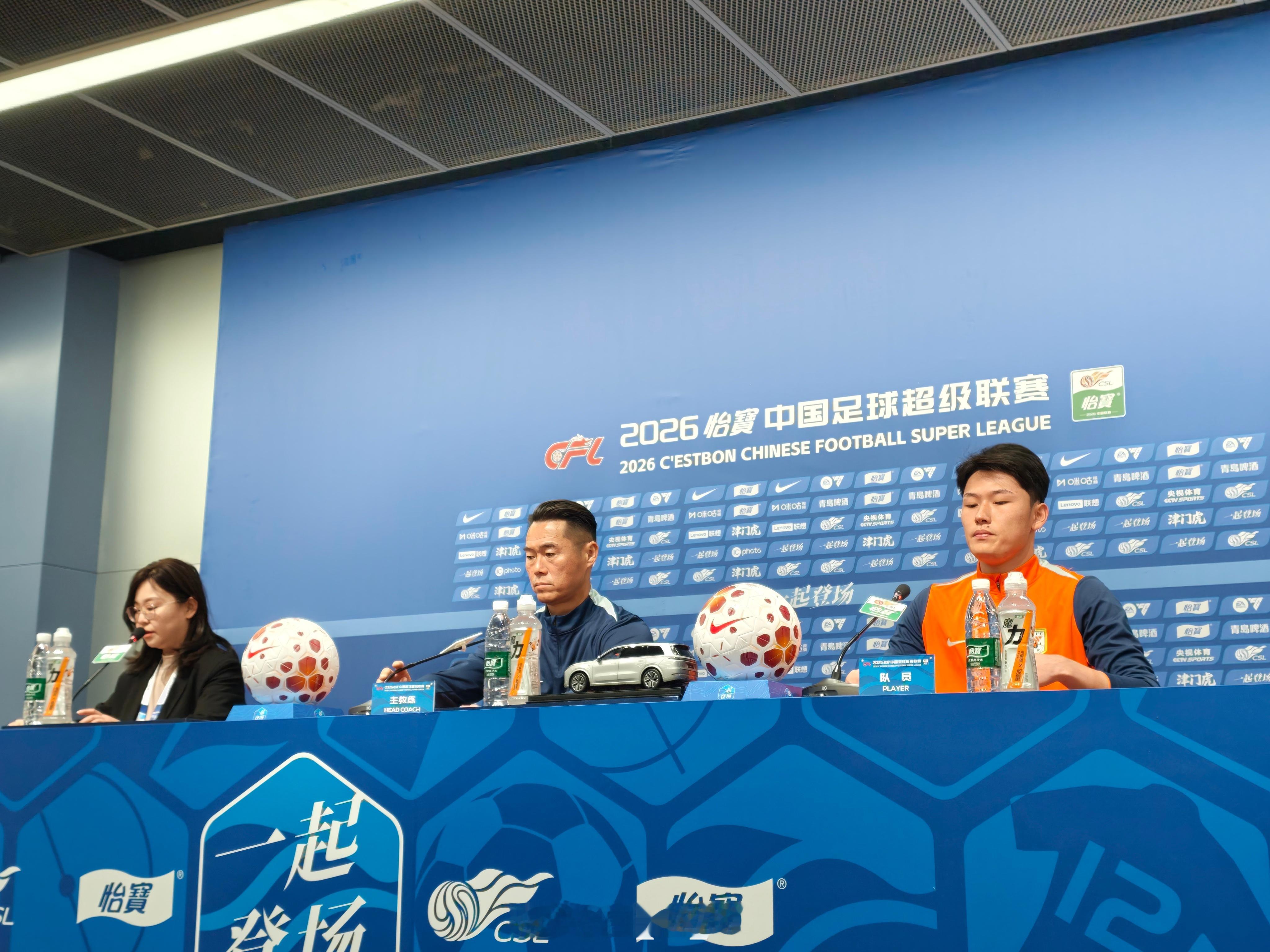 王大雷小腿不适有些拉伤，缺席本场比赛。 天津·泰达足球场