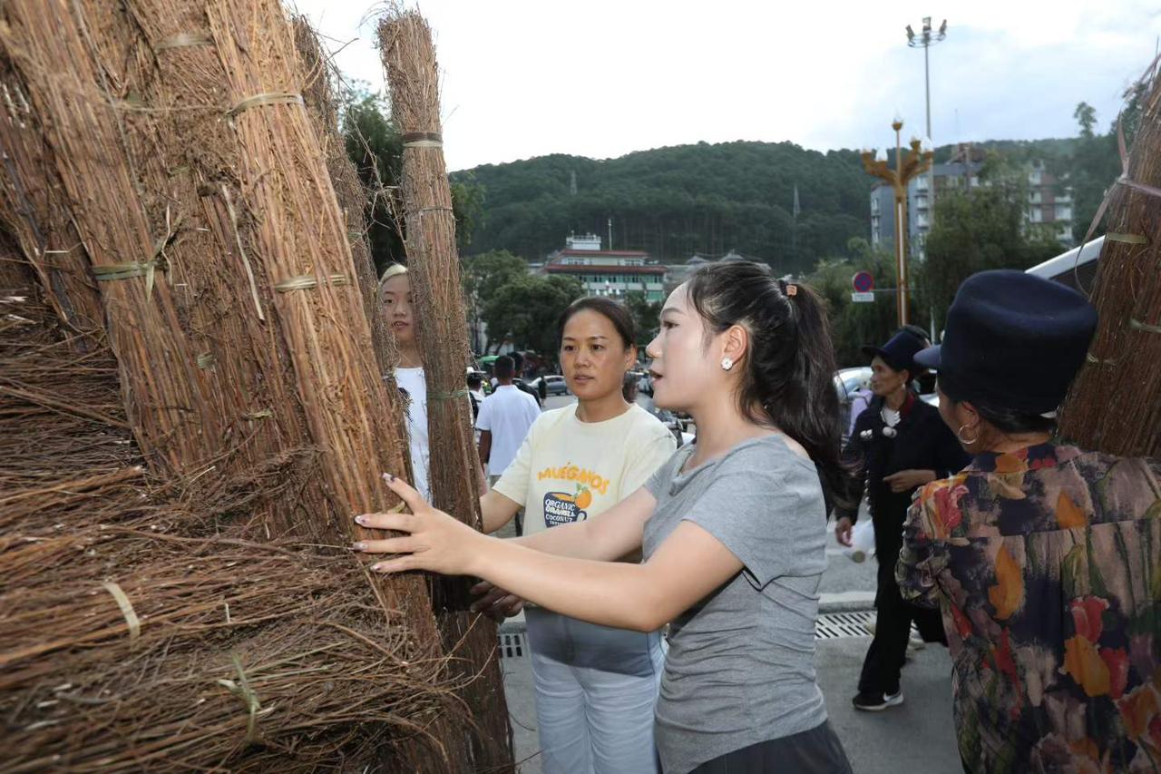 凉山州火把节首秀周末在普格县隆重举行，此后全州各县陆续开展火把节庆祝活动。
图文