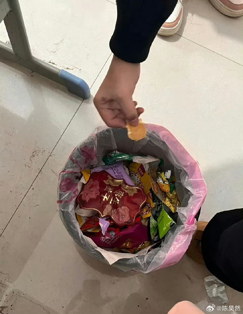 三年级小女生把枣生贵子扔进了垃圾桶 ​​​