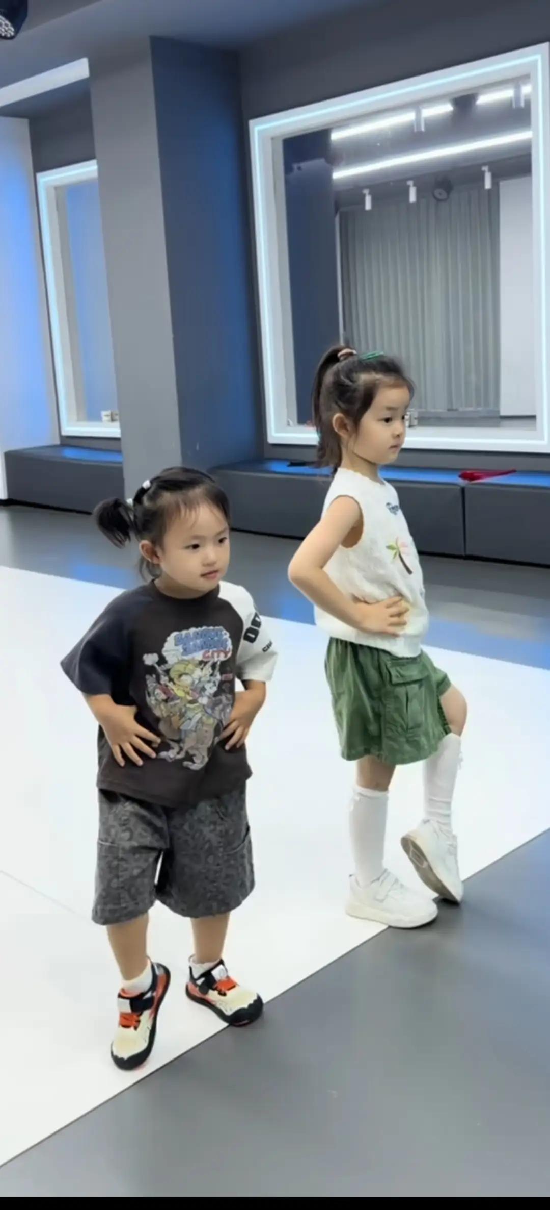 小闪闪如今三岁零两个月啦。自从妈妈黄一鸣被封号，闪闪仿佛在一夜之间长大、成熟了。