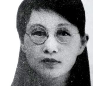 1909年，年仅十六岁的白薇因琐事与婆婆争执，丈夫竟抄起木凳朝她狠狠砸去，婆婆非