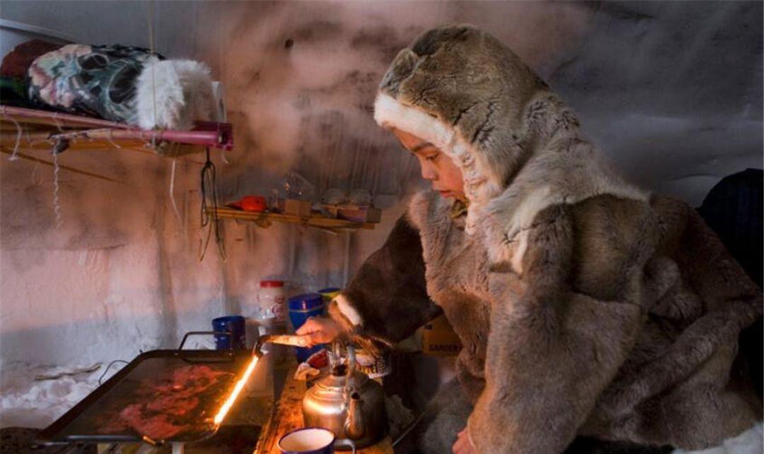 因纽特人在零下50度的北极，全家睡在雪屋里，还能将衣服脱掉后再睡，甚至是吃生肉，
