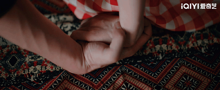 这60秒昏了亲了慌了爽了 朝朝暮暮这60秒就像一场甜蜜风暴！昏头亲吻的瞬间，爱意