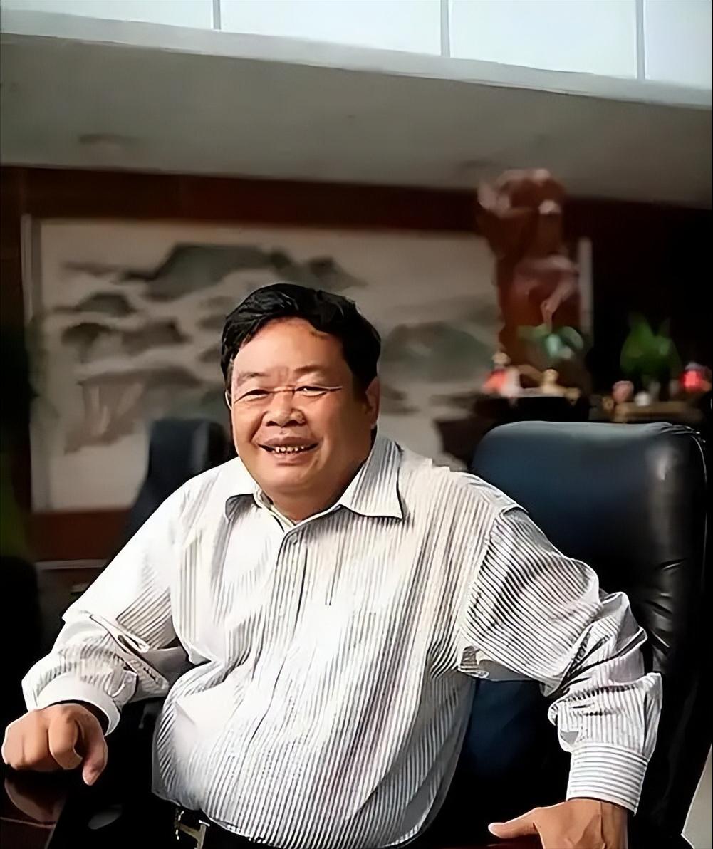 2010年，张国立拍戏之余，来到曹德旺家做客，6000多平的豪宅，16个佣人，最